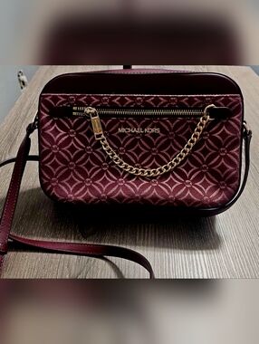 Auth. Michael Kors Jet Set LG Metallic Logo Jacquard Crossbody Oxford blood/gold